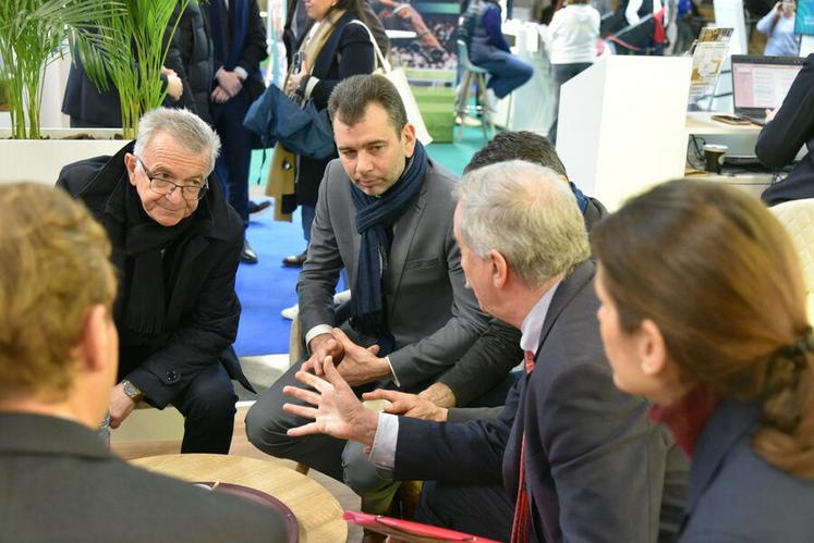 François Bonneau a profité de sa visite au Sia pour s'entretenir avec les acteurs de la filière équine. L'occasion d'évoquer le sujet des vétérinaires en milieux ruraux.