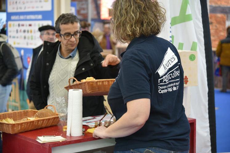 Dimanche 23 février, les visiteurs ont pu déguster les produits de la région et discuter avec les jeunes agriculteurs du Centre-Val de Loire sur le stand de Jeunes agriculteurs national.