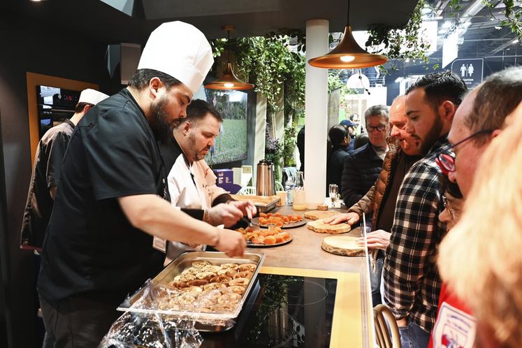 À l'occasion de l'inauguration du stand de la Région Centre-Val de Loire, des chefs restaurateurs de l'association Cuisine en Loir-et-Cher ont préparé des mets fortement appréciés des visiteurs.