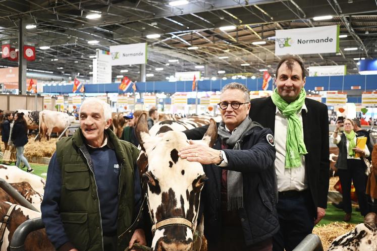La délégation des élus de Loir-et-Cher a rendu visite aux différents éleveurs loir-et-chériens présents au sein du hall 1 et participant au Concours général agricole (CGA).