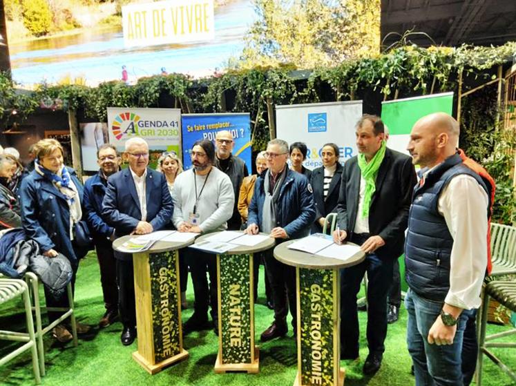 Le conseil départemental de Loir-et-Cher a signé une convention avec le Service de remplacement de Loir-et-Cher visant à soutenir financièrement la structure à hauteur de 6 000 euros par an durant trois ans. 