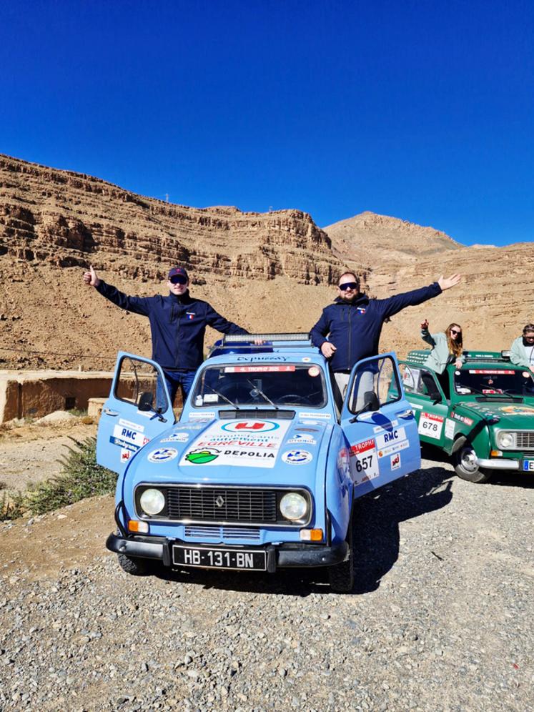 En début de semaine, le duo traversait les gorges marocaines avant d'entamer les pistes, un secteur où les participants apportent des fournitures scolaires et sportives à destination de l'association Enfants du désert.
