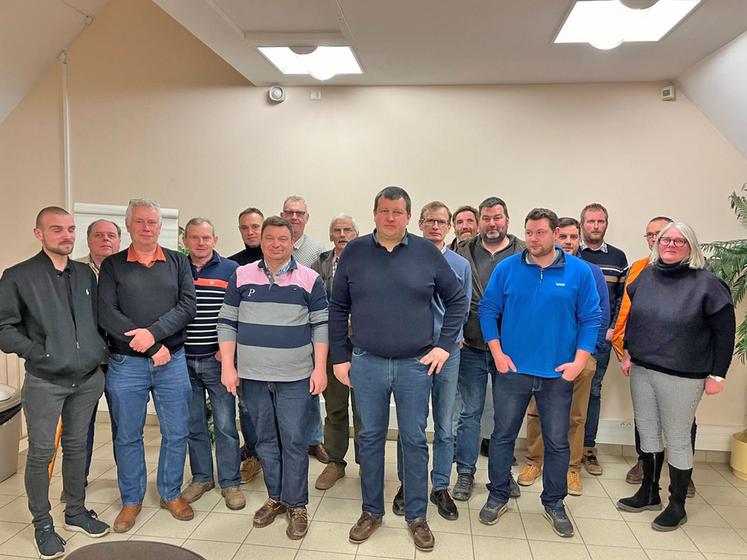 À Magnanville (Yvelines), mardi 18 février. Thomas Robin (au c.) a été élu nouveau président de l'Union de Mantes.