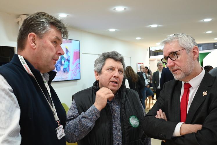 Lundi 24 février, à Paris. François-Xavier Rone, président de la FNSEA 41, et Hervé Lapie, secrétaire général de la FNSEA, ont échangé avec Christophe Marion, député de Loir-et-Cher, lors du Salon de l'agriculture sur le stand FNSEA.