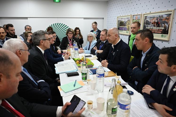 Les préfets ont fait étape au stand de la FNSEA où ils ont pu échanger avec son président, Arnaud Rousseau.