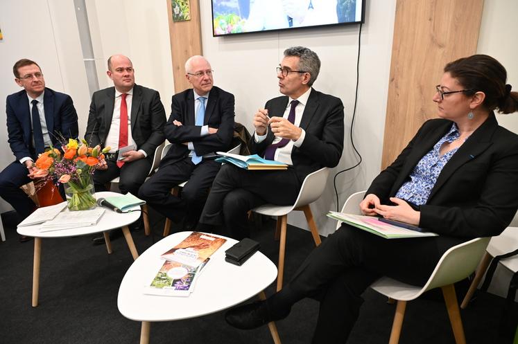 Chez Semae, les échanges ont été nourris sur les problématiques grandes cultures et le contexte climatique qui complexifie la tâche des agriculteurs.