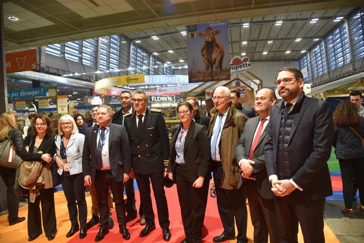 À Paris, lundi 24 février. La délégation de préfets franciliens a été accueillie par les élus franciliens au hall 1 consacré à l’élevage.