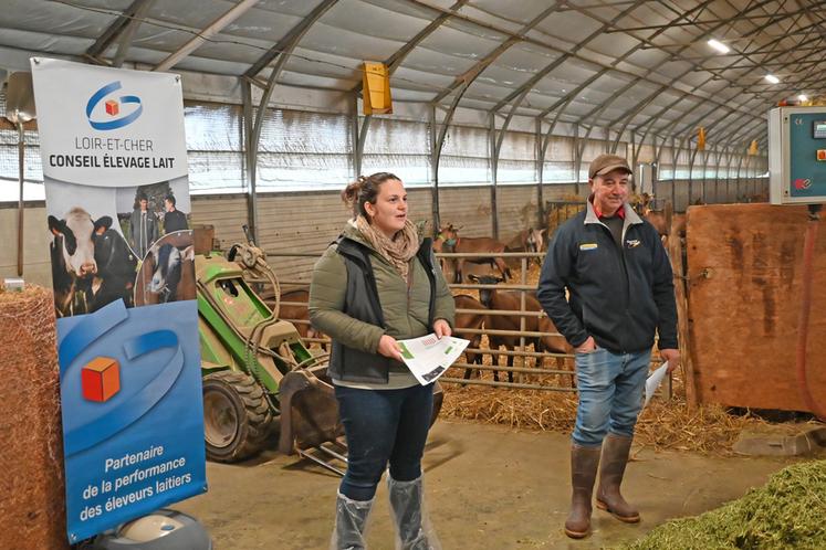 Mardi 4 février, à Couffy. Durant la Matinée caprine, Philippe Poirier a présenté son élevage de chèvres à une quinzaine de participants.