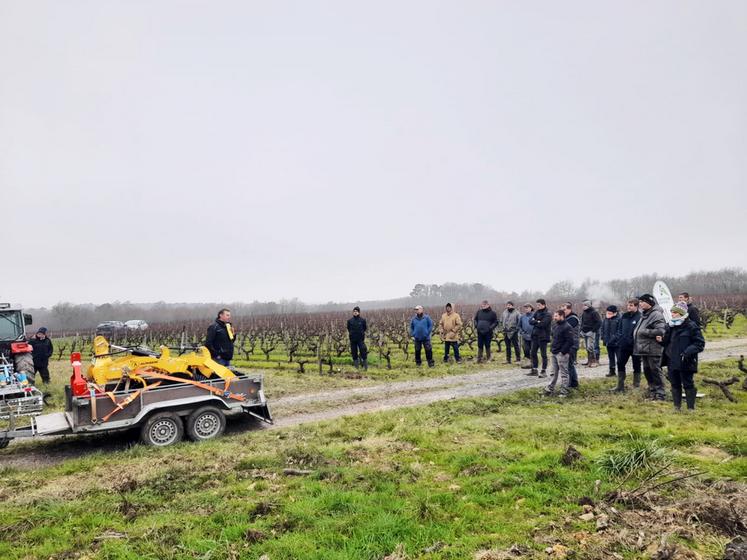 Vendredi 13 décembre, à Pouillé. Une trentaine de participants ont assisté à la démonstration de matériels organisée par la FRCuma* Centre-Val de Loire et la chambre d'Agriculture de Loir-et-Cher.
