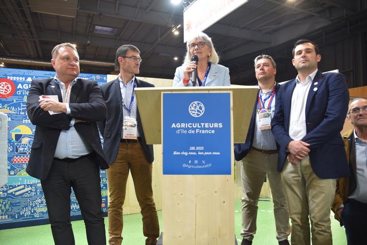 Paris, lundi 24 février. De g. à d. : Damien Greffin, président de la chambre d'Agriculture de région Île-de-France, Sébastien Dromigny, conseiller régional délégué spécial à la marque, au bio et aux circuits courts, Valérie Lacroute, vice-présidente de la Région en charge de l'agriculture et de l'alimentation, Jérôme Regnault, conseiller régional président de la commission agriculture et alimentation, et Clément Torpier, président de l'association Agriculteurs d’Île-de-France.