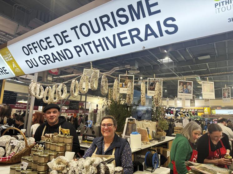 La Ferme de la Billoterie, avec Arthur Gaume, adhérent de JA 45, expose sur le stand de l'office de tourisme du Grand Pithiverais.
