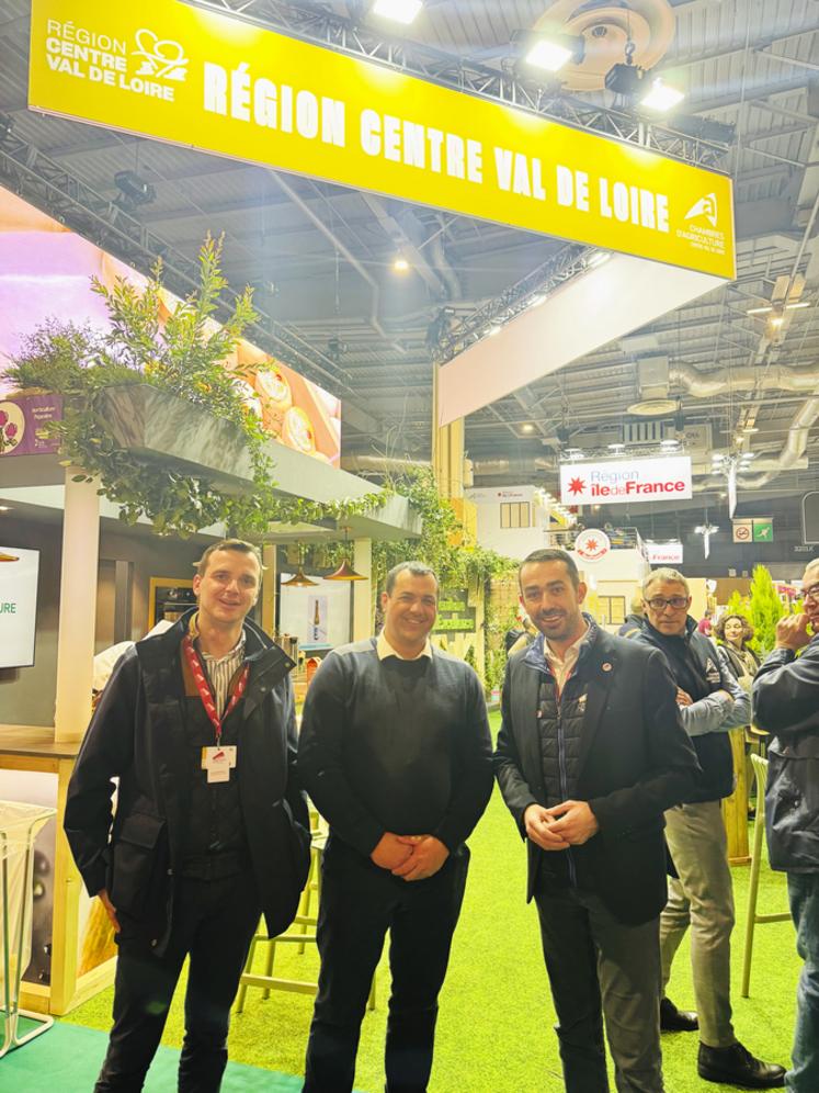 Sur le pavillon régional, Valentin Caron et Maxime Buizard entourent Yohann Serreau, tête de liste victorieuse JA-FNSEA aux élections Chambre dans le département voisin eurélien. 