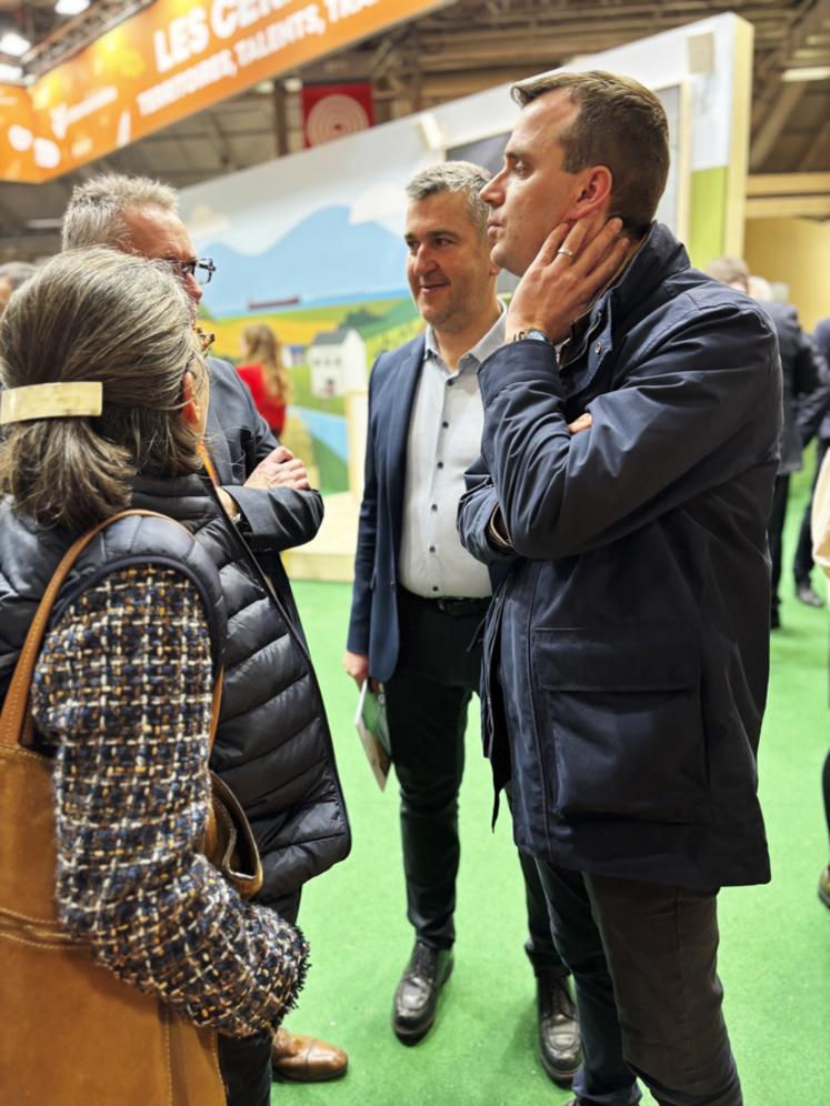 En présence de la sénatrice Pauline Martin, Valentin Caron et Sébastien Méry ont échangé sur le stand d'Intercéréales. 
