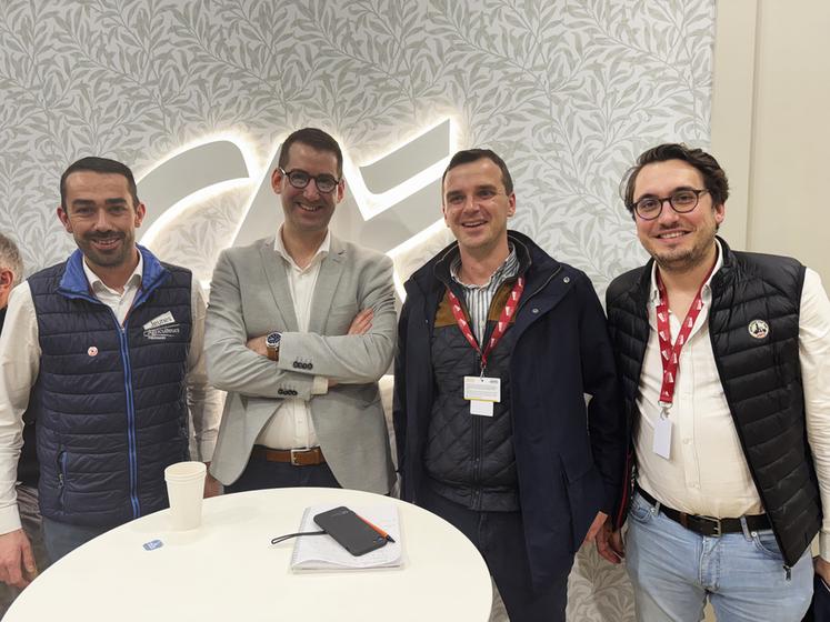 Sur le stand du Crédit agricole, échanges avec Odet Triquet et Damien Pulvé sur le contexte agricole et le partenariat qui lie JA CVL et les caisses présentes en région. 