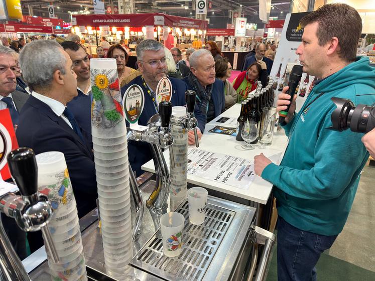 Le brasseur de L'Eurélienne, Vincent Crosnier (à d.), a décroché trois médailles au Salon, deux d'argent et une en or pour sa bière sans alcool.