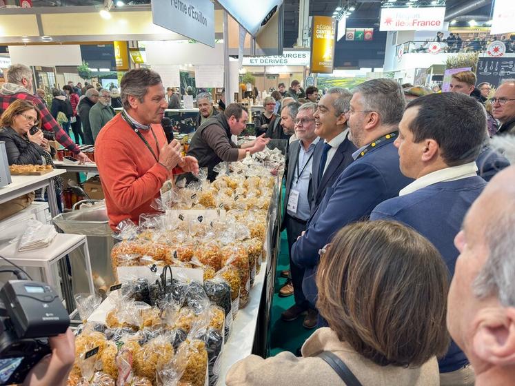 Onze producteurs de la marque Terres d'Eure-et-Loir, comme Marc Langé (à g.) et ses pâtes de la Ferme de l'Écuillon, se relaient sur le stand collectif financé par le Département.