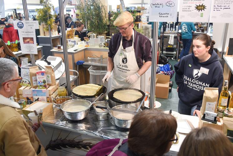 David Eymard (La Petite Beauceronne) a proposé des crêpes préparées avec son Velours de pommes de terre et du Sainte-Maure-de-Touraine aux visiteurs du Salon.