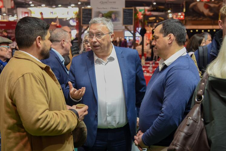 Le Salon de l'agriculture est l'occasion de discuter avec les parlementaires, comme ici Éric Thirouin et Yohann Serreau avec le député Guillaume Kasbarian.