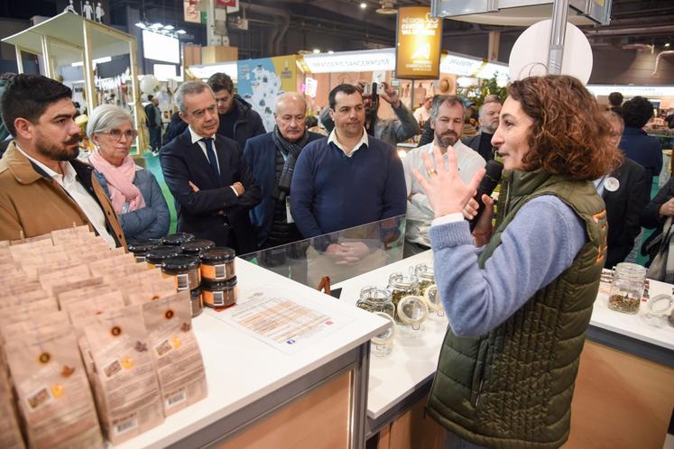 Solenne Thévenet (Valconie) a pu expliquer toute l'histoire de ses petites graines de courges qui gagnent des marchés lors de la visite des officiels.