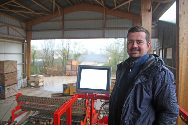 Thomas Prevost devant la console du trieur optique. 