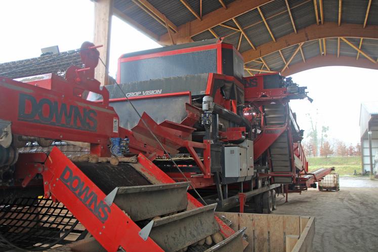 Le trieur optique est installé dans le prolongement du déterreur. Il dispose désormais d'un bâtiment dédié pour l'abriter afin de passer des lots toute l'année.