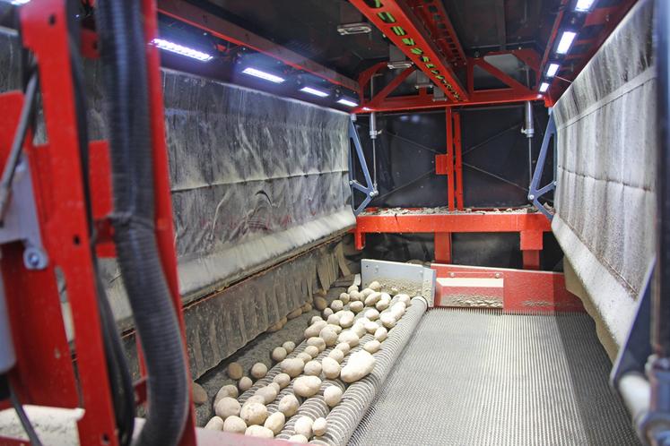 Le modèle de 2,40 m dispose de cinq caméras de haute qualité, installées dans une chambre fortement éclairée.