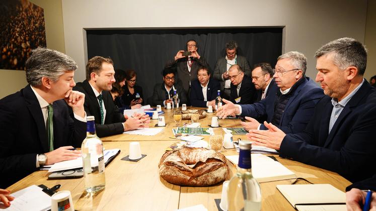 Durant le Sia, à Paris. Rencontre des associations spécialisées végétales (AGPB, AGPM, FOP, CGB, UNPT) avec le commissaire européen à l’Agriculture, Christophe Hansen.