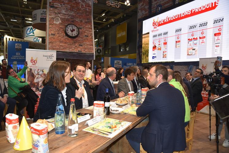 Lundi 24 février, à Paris. Une table d'hôtes pour évoquer la marque Francine et annoncer, via les sets de table, la nouvelle édition des Journées nationales de l'agriculture du 6 au 9 juin.