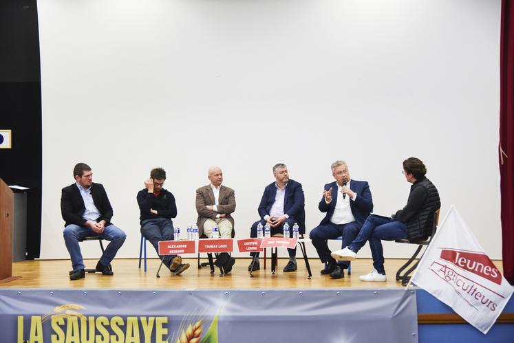 Vendredi 28 février, à Sours. L'assemblée générale de Jeunes agriculteurs, présidée par Sylvain Marcuard (à g.), s'est achevée par une table ronde sur le thème de l'engagement.