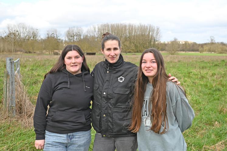Camille Bray de Vos (à g.) et Aoelone Monnier (à d.) ont participé à la finale des Ovinpiades au Salon de l'agriculture à Paris, accompagnées de leur professeure Pauline Dartois.