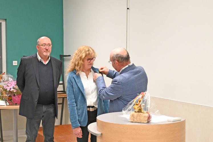 Jacky Pelletier, président de la SDA 41, remet la médaille à Sylvie Perron devant les yeux de son mari.