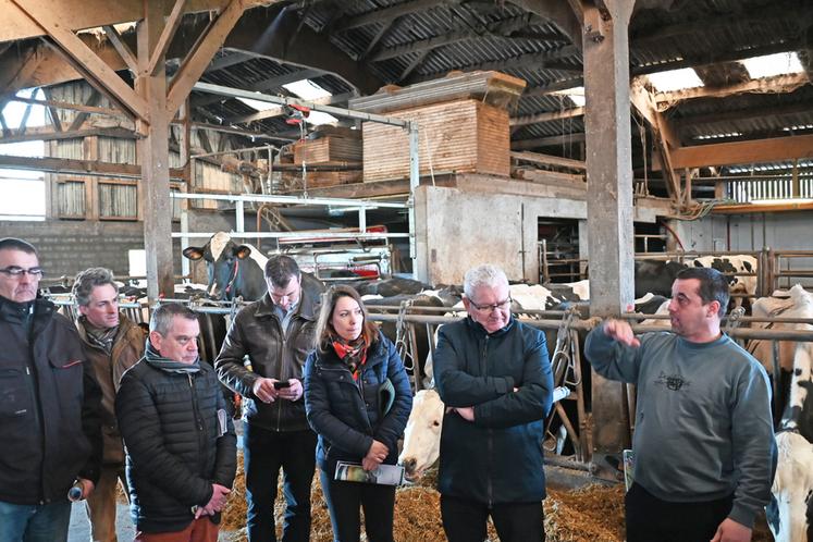 Vendredi 28 février, à Lunay. Julien Perron a présenté son exploitation agricole avant d'exprimer la nécessité d'avoir accès à l'eau sur son élevage pour maintenir son activité.