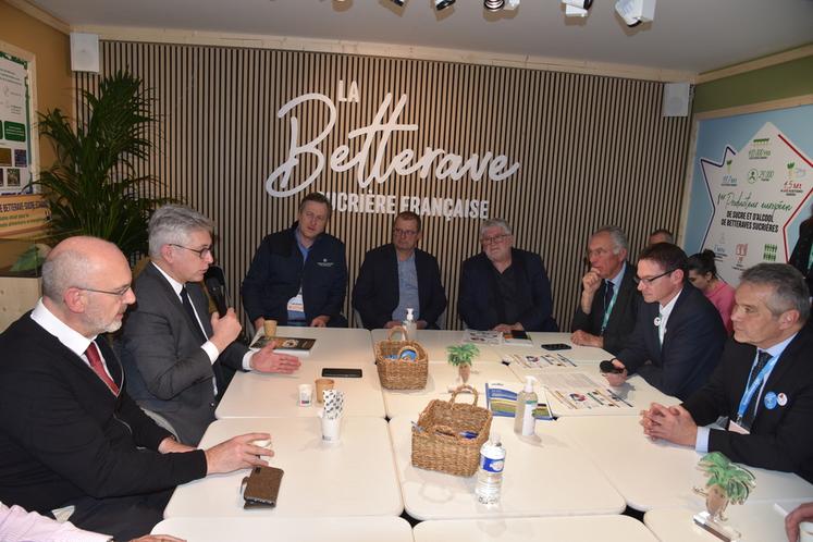 Le président de la CGB Île-de-France, Cyrille Milard, et celui d'AIBS (interprofession betterave-sucre), Alain Carré, ont longuement évoqué la situation betteravière du sud-Seine-et-Marne avec la fermeture de la sucrerie de Souppes-sur-Loing, ainsi que les conséquences de la taxe soda.