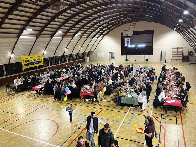 Samedi 1er mars, à Tigy. Près de 150 convives ont dîné à la table des JA. 