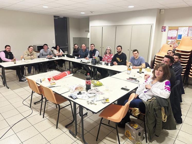 À Nesploy, passage de relais en conseil d'administration entre Valentin Caron et Dorian Sagot.