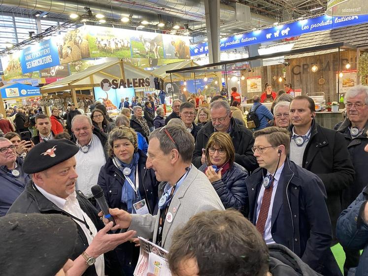 Paris, porte de Versailles, hall 1, mercredi 26 février. Philippe Dufour, éleveur à Échouboulains, a guidé la délégation au sein du hall élevage. La visite s'est achevée par une dégustation de viande sur l'espace d'Interbev.