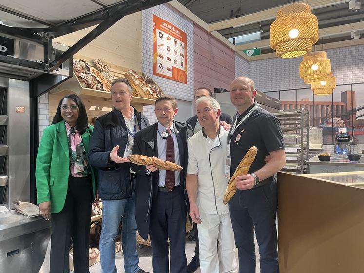 Après des échanges chez Intercéréales sur les filières des grandes cultures, place à la visite de la boulangerie avec Olivier Brossier, représentant de l'AGPM (Association générale des producteurs de maïs).