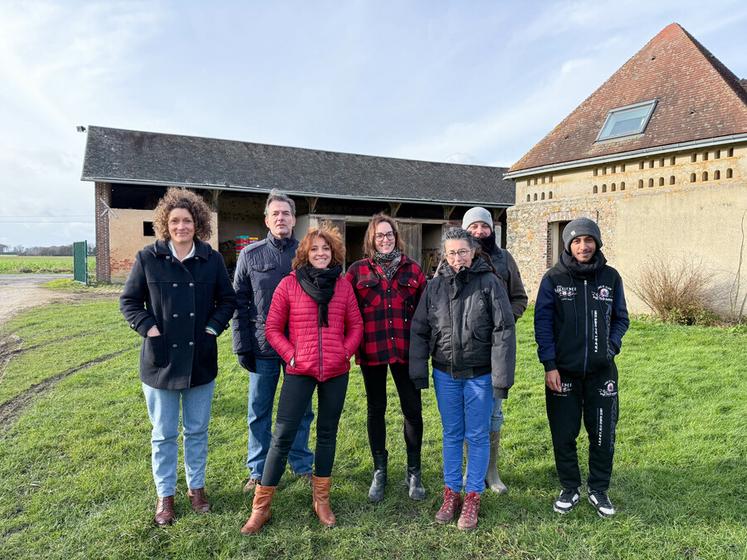 La première promotion de l'École paysanne de Lignerolles est encadrée par Aude Mornas (3e à d.).