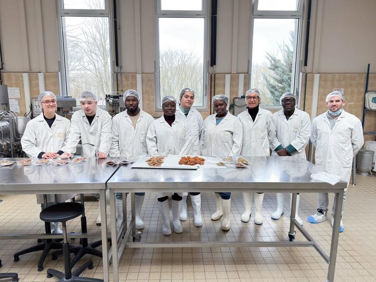 Le 28 février, à Sours. Huit étudiants en licence pro du campus Natur’alim ont travaillé à la conception de crackers apéritifs réalisés avec des drêches issues de la brasserie de L'Eurélienne.