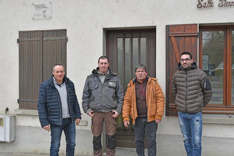 Hervé Beulin, Damien Rocher, Benoist Bertheau et Julien Lecointe (de g. à d.) sont tous les quatre agriculteurs dans l'Orléanais. Ils témoignent de leurs difficultés.