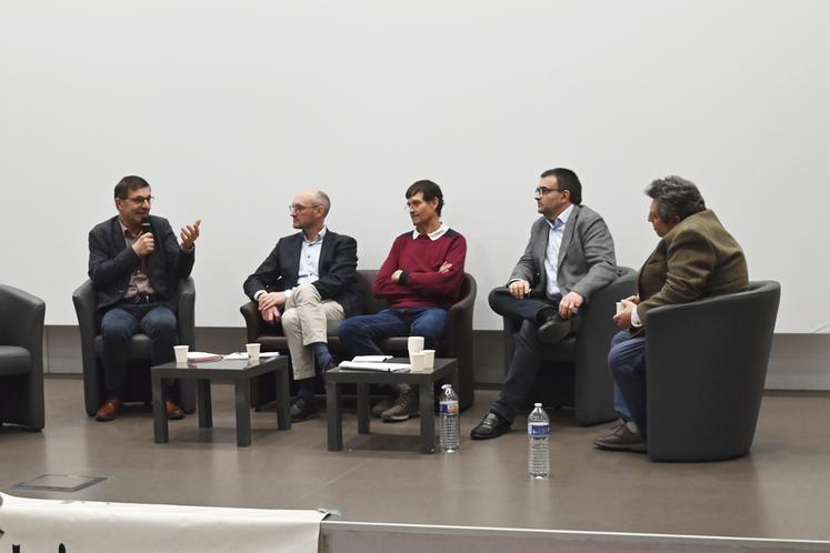 Vendredi 7 mars, à Blois. Une table ronde sur le thème Trouver des solutions pour rebondir a eu lieu lors de l'assemblée générale de la FNSEA 41 qui s'est tenue devant plus d'une cinquantaine de personnes.