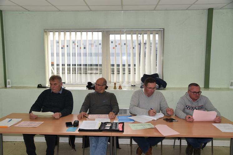 Rungis, mardi 4 mars. Le président de l'AIDPFL, Benjamin Simonot-De Vos, entouré de son trésorier, Philippe Durchon, de son secrétaire, Olivier Barberot, et de son vice-président, Fabien Vassout.