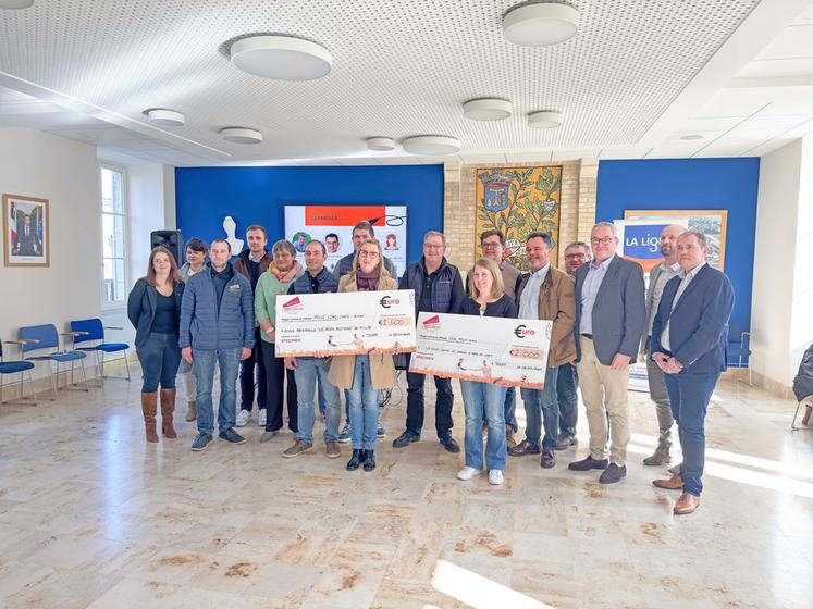 Jeudi 6 mars, à Toury. L'opération Semis solidaires a permis à JA de faire un don à la Ligue contre le cancer ainsi qu'au profit de l'école maternelle de la ville.