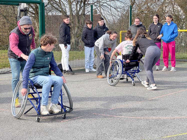 Lundi 3 mars, à Beaumont-les-Autels (Eure-et-Loir). Les élèves de la MFR de Beaumont-les-Autels ont été sensibilisés au handicap tout en s'initiant aux joies du basket-fauteuil.