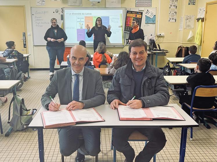 Lundi 24 février, à La Ferté-Saint-Aubin. Frédéric Louail (à g.), inspecteur de l'Éducation nationale, et Alexandre Nioche, alors président de la chambre d'Agriculture du Loiret, ont signé la convention pour le programme Pour quoi ça pousse ?