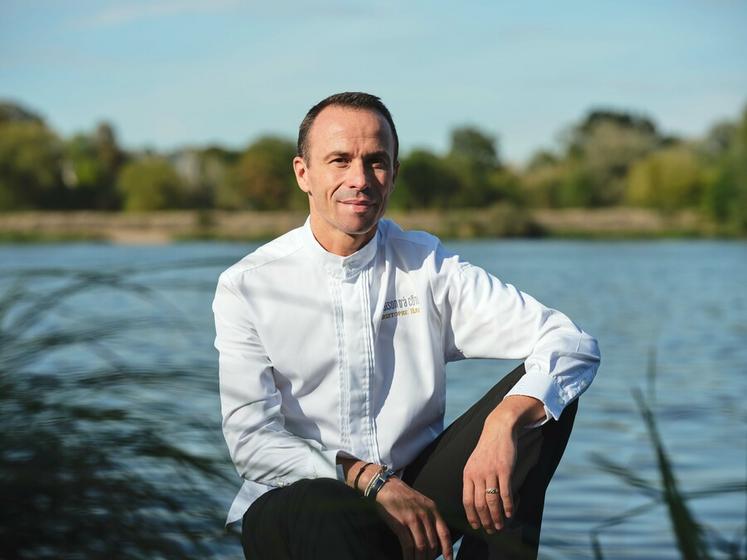 Christophe Hay, 47 ans, dirige le complexe hôtelier Fleur de Loire à Blois (Loir-et-Cher), deux étoiles et une étoile verte au guide Michelin. Il est également chef de La Table d'à côté, à Ardon, une étoile au guide Michelin. 