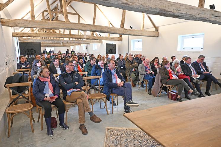 Une centaine de personnes a assisté aux échanges.