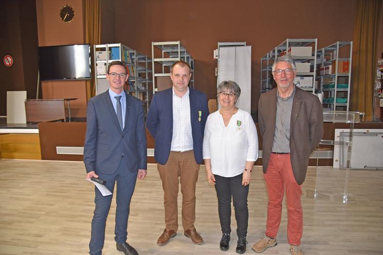Le Mée-sur-Seine, mardi 11 mars. Les récipiendaires entourés de leur parrain respectif.