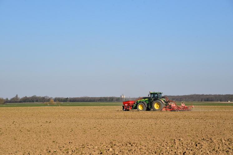 Chailly-en-Bière (Seine-et-Marne), mardi 18 mars. Comme partout dans le département, les exploitants agricoles s'activent dans la plaine par crainte d'un nouvel épisode pluvieux annoncé pour le week-end. 
