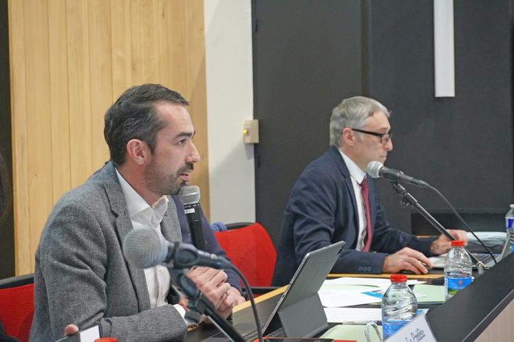 Vendredi 14 mars, à Orléans. Une fois installé, Maxime Buizard Blondeau (à g.) a présidé la toute première session de la mandature de la Chambre régionale.